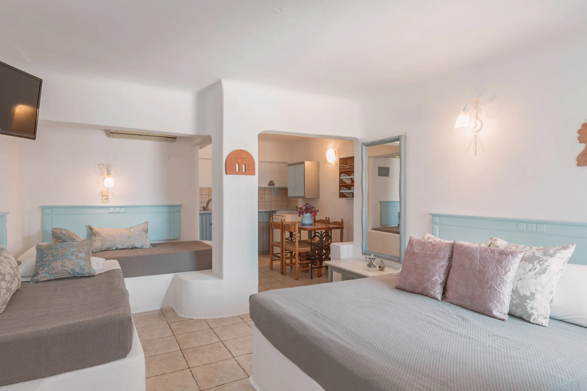 Quadruple Studio with Terrace and Garden View - Villa Konstantin